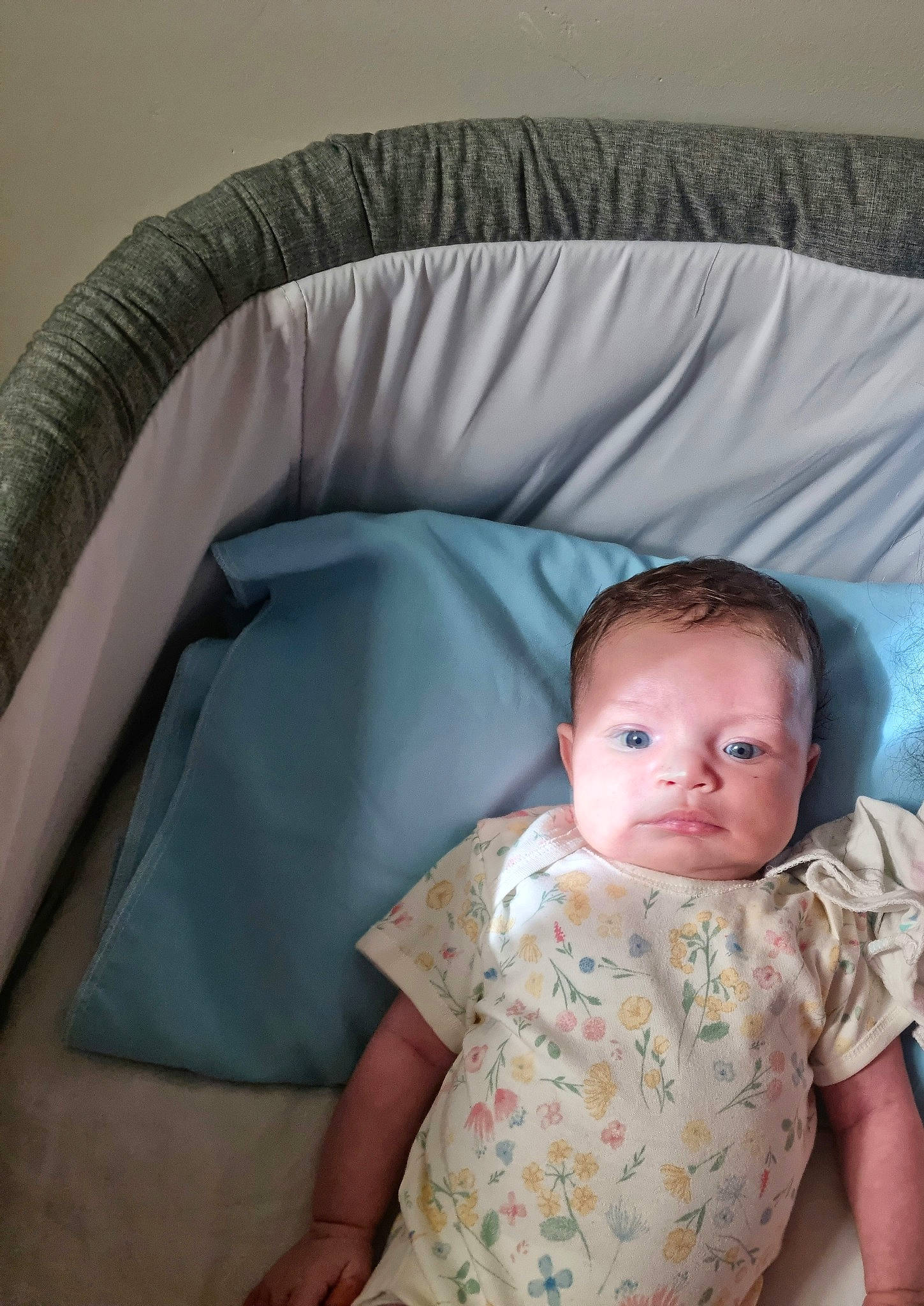 Saadia-meriem a rejoint le concours — aidez-le/la à gagner de superbes lots ! baby, baby_products, baby_toddler_clothing, bedtime, cheek, child, comfort, flooring, infant_bed, linens, pattern, person, portrait_photography, room, sitting, sleeve, textile, toddler, wood