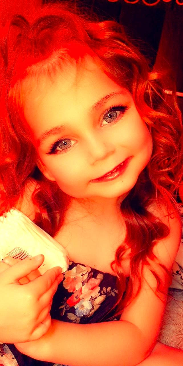 Inaya a rejoint le concours — aidez-le/la à gagner de superbes lots ! cheek, chin, eye, eyebrow, eyelash, flash_photography, happy, iris, joy, layered_hair, lip, lipstick, long_hair, mouth, nail, nose, person, red, red_hair, skin