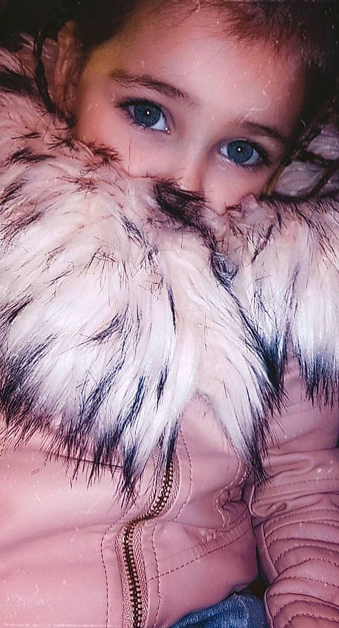 Inaya a rejoint le concours — aidez-le/la à gagner de superbes lots ! animal_product, beauty, black_hair, ear, eye, eyebrow, eyelash, fashion_design, feather, fur_clothing, hair, head, headgear, iris, lip, long_hair, nose, organ, person, pink