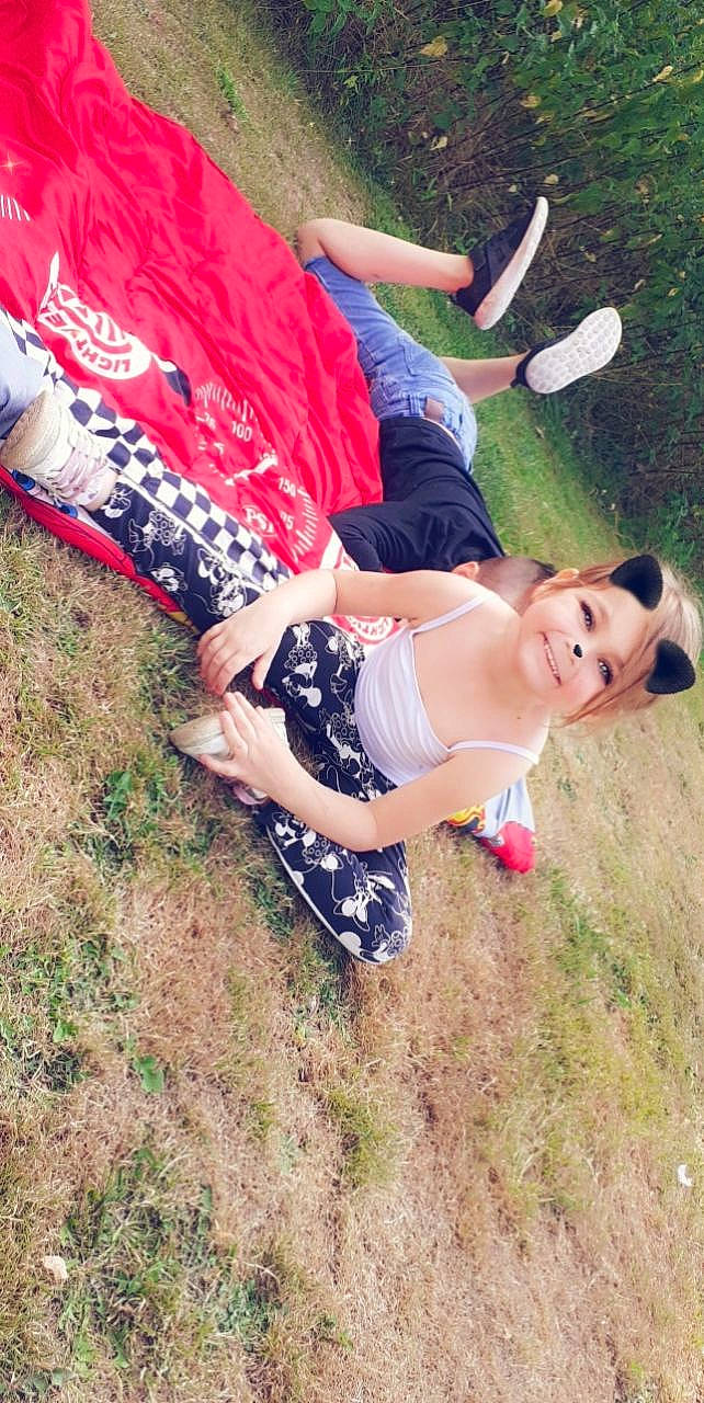 Inaya participe au concours pour gagner de l'argent avec cette photo : baby, barefoot, fun, grass, grass_family, grassland, happy, human_leg, joy, lawn, leg, leisure, people_in_nature, person, plant, recreation, summer, thigh, toddler, tree