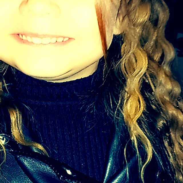 Inaya a rejoint le concours — aidez-le/la à gagner de superbes lots ! bangs, black_hair, cool, electric_blue, eyebrow, eyelash, eyewear, happy, iris, jaw, layered_hair, lip, lipstick, long_hair, mouth, purple, smile, step_cutting, toy, wig