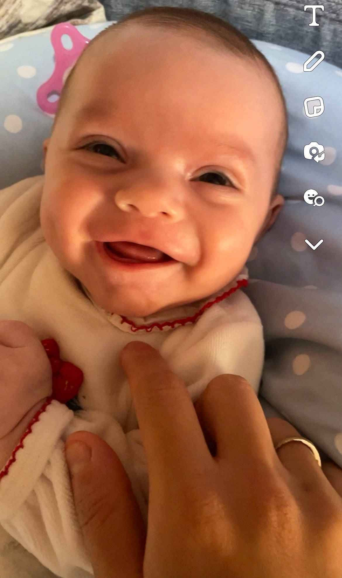 Haïsley a rejoint le concours — aidez-le/la à gagner de superbes lots ! baby, cheek, chin, eyebrow, face, facial_expression, finger, gesture, happy, head, joy, lip, mouth, nail, nose, person, pink, skin, smile, thumb