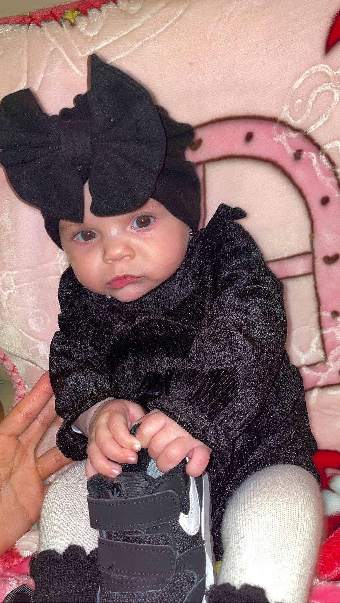 Haisley a rejoint le concours — aidez-le/la à gagner de superbes lots ! baby, baby_toddler_clothing, cap, cheek, child, clothing, fashion_accessory, finger, gesture, hand, headwear, knit_cap, pattern, person, pink, sitting, skin, sleeve, thumb, toddler