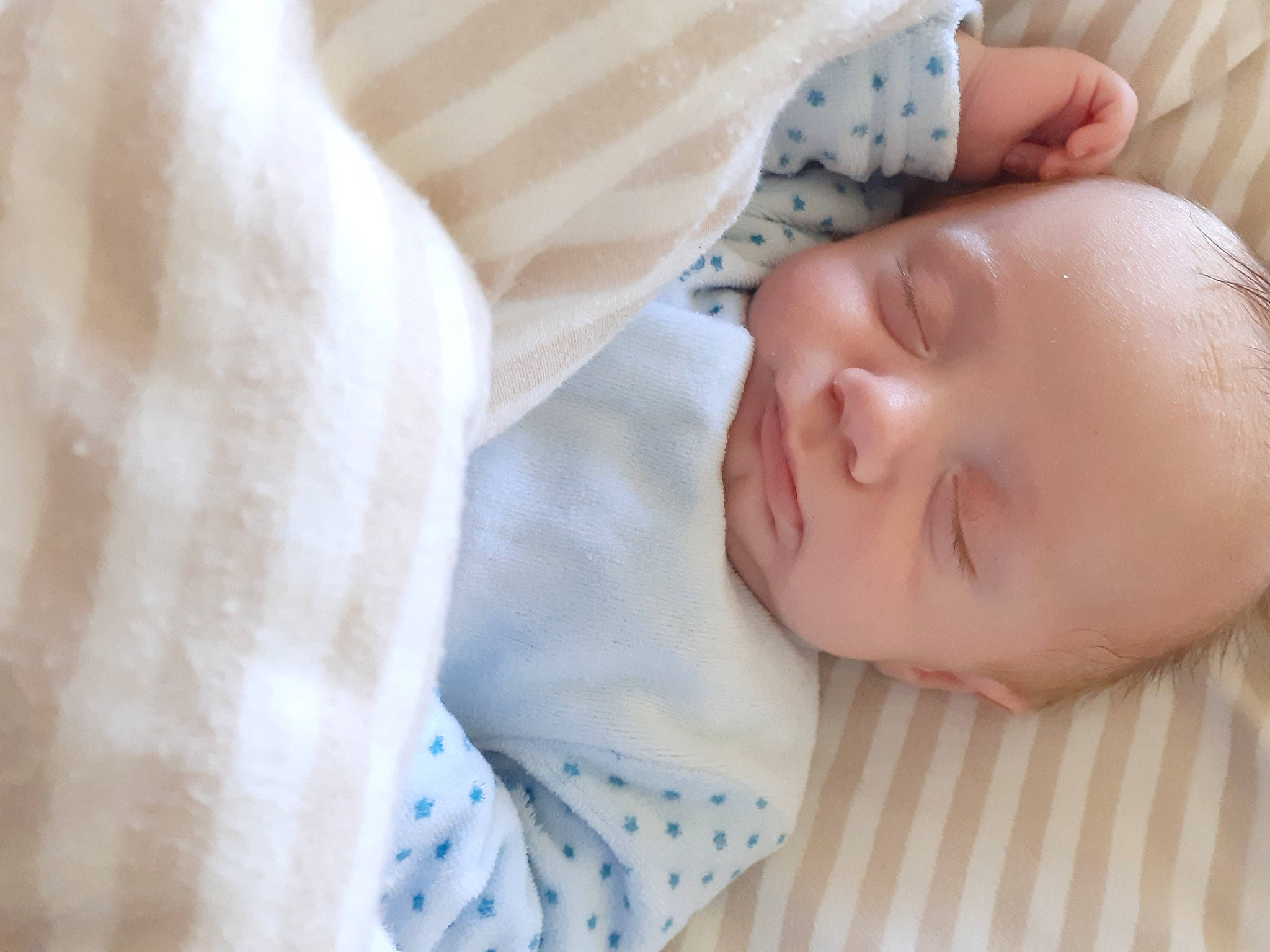 Kaïss participe au concours pour gagner de l'argent avec cette photo : baby, baby_products, baby_sleeping, baby_toddler_clothing, bedding, bedtime, blanket, child, childbirth, comfort, linens, nap, pattern, person, room, skin, sleep, textile, toddler