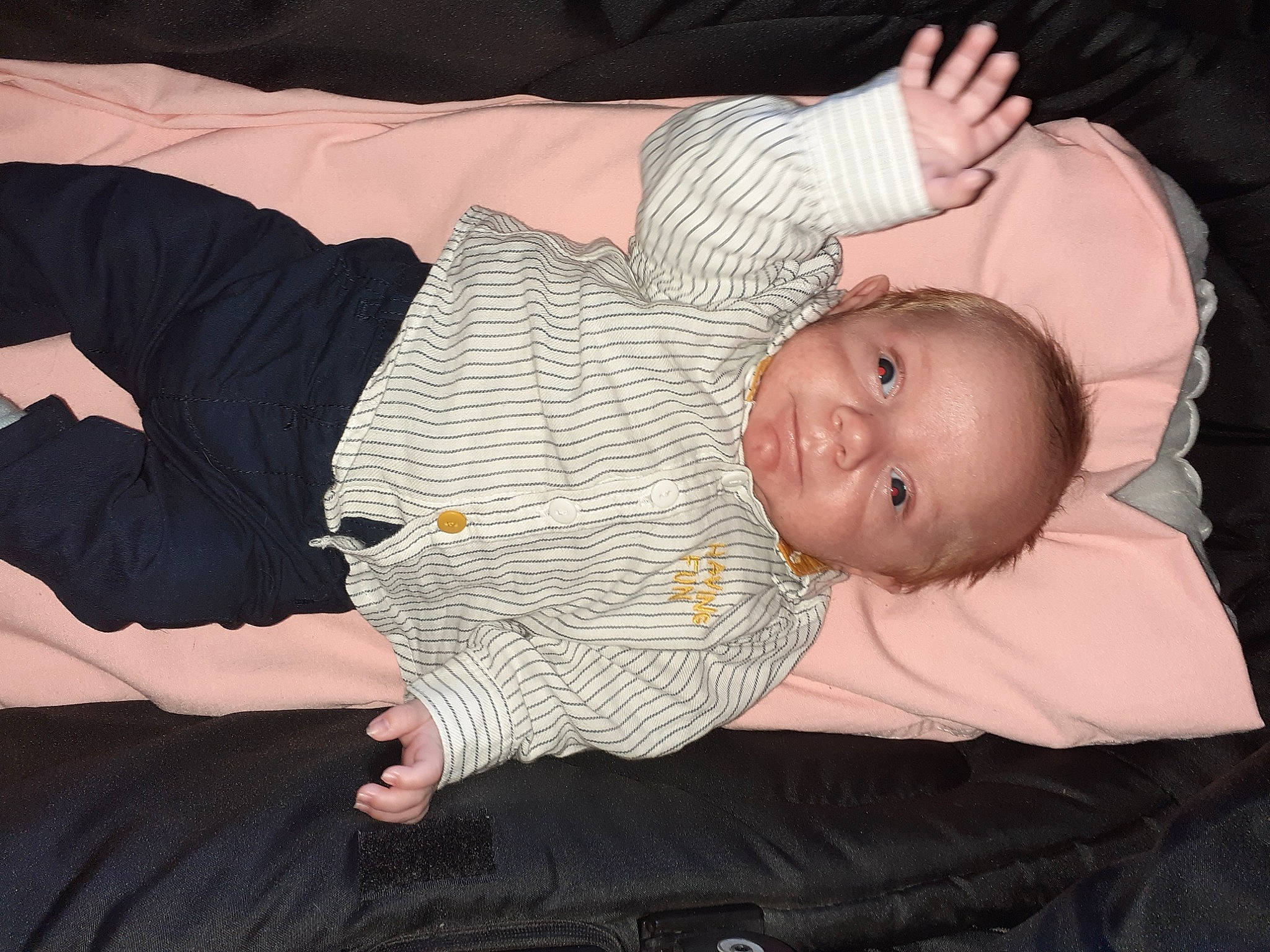 Kaïss a rejoint le concours — aidez-le/la à gagner de superbes lots ! baby, baby_products, baby_toddler_clothing, cheek, child, comfort, finger, gesture, hand, human_body, lap, linens, nap, person, room, sitting, skin, sleep, sleeve, thumb