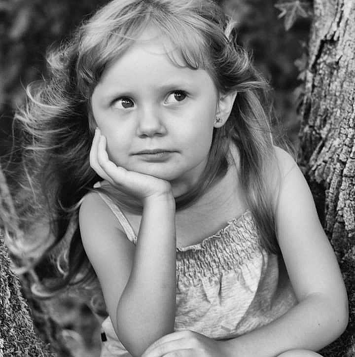 Kynssa participe au concours pour gagner de l'argent avec cette photo : black, black_and_white, eye, facial_expression, flash_photography, hair, hairstyle, happy, head, human, leaf, lip, nose, organ, people_in_nature, person, photograph, plant, skin, vertebrate