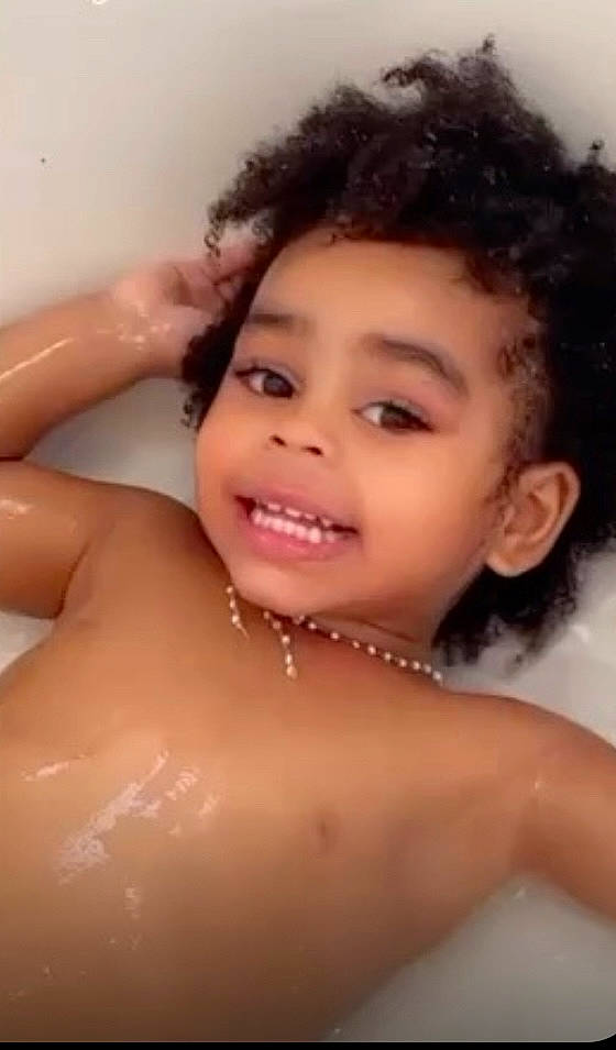 Coumba Simone participe au concours pour gagner de l'argent avec cette photo : arm, cheek, chin, eye, eyebrow, eyelash, face, facial_expression, forehead, hairstyle, human_body, joint, joy, lip, muscle, neck, nose, organ, person, skin