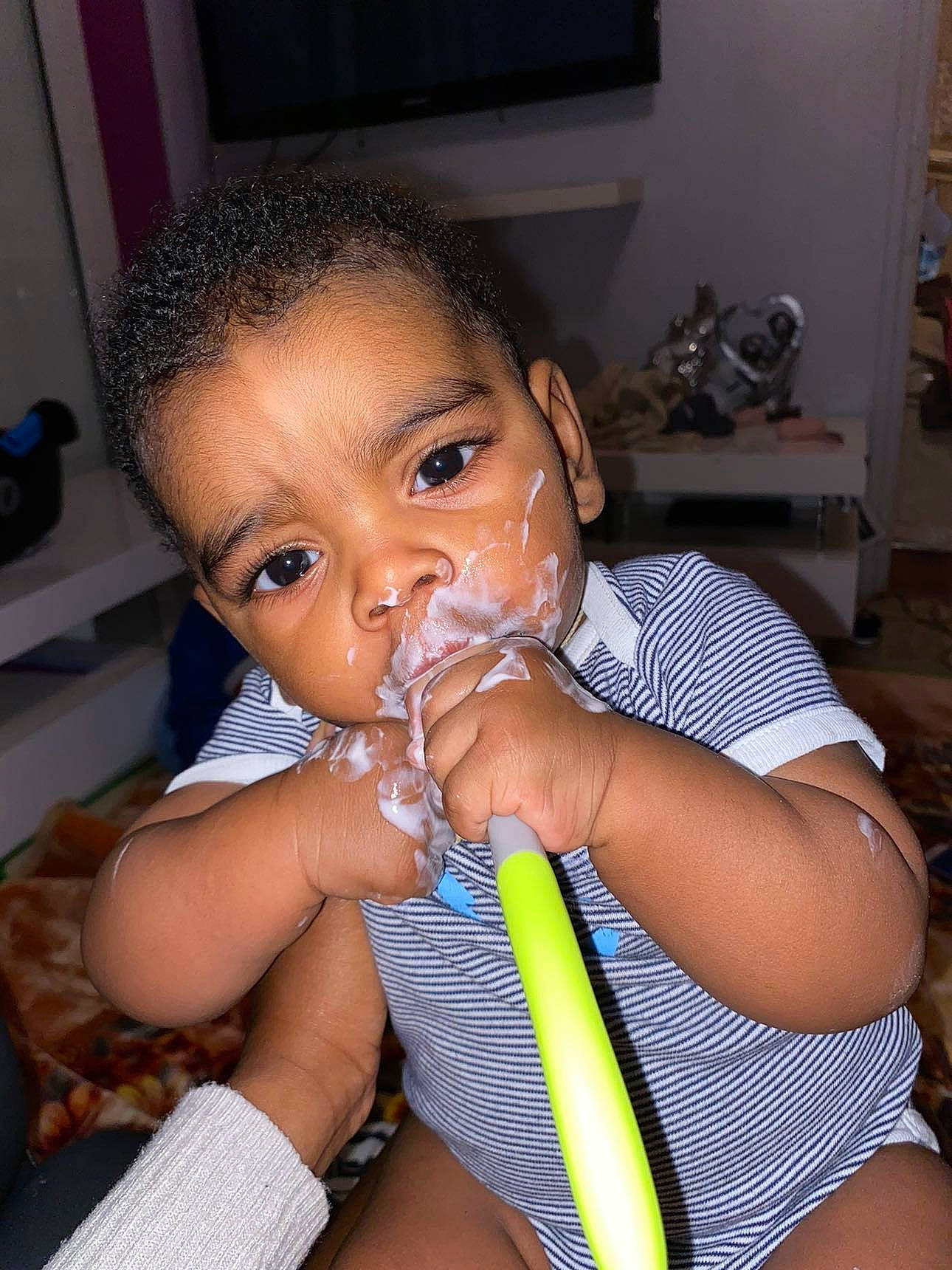 Mohamed participe au concours pour gagner de l'argent avec cette photo : black_hair, cheek, child, ear, eyebrow, eyelash, fun, gesture, hair, happy, head, lip, nail, neck, nose, person, skin, television, thigh, thumb