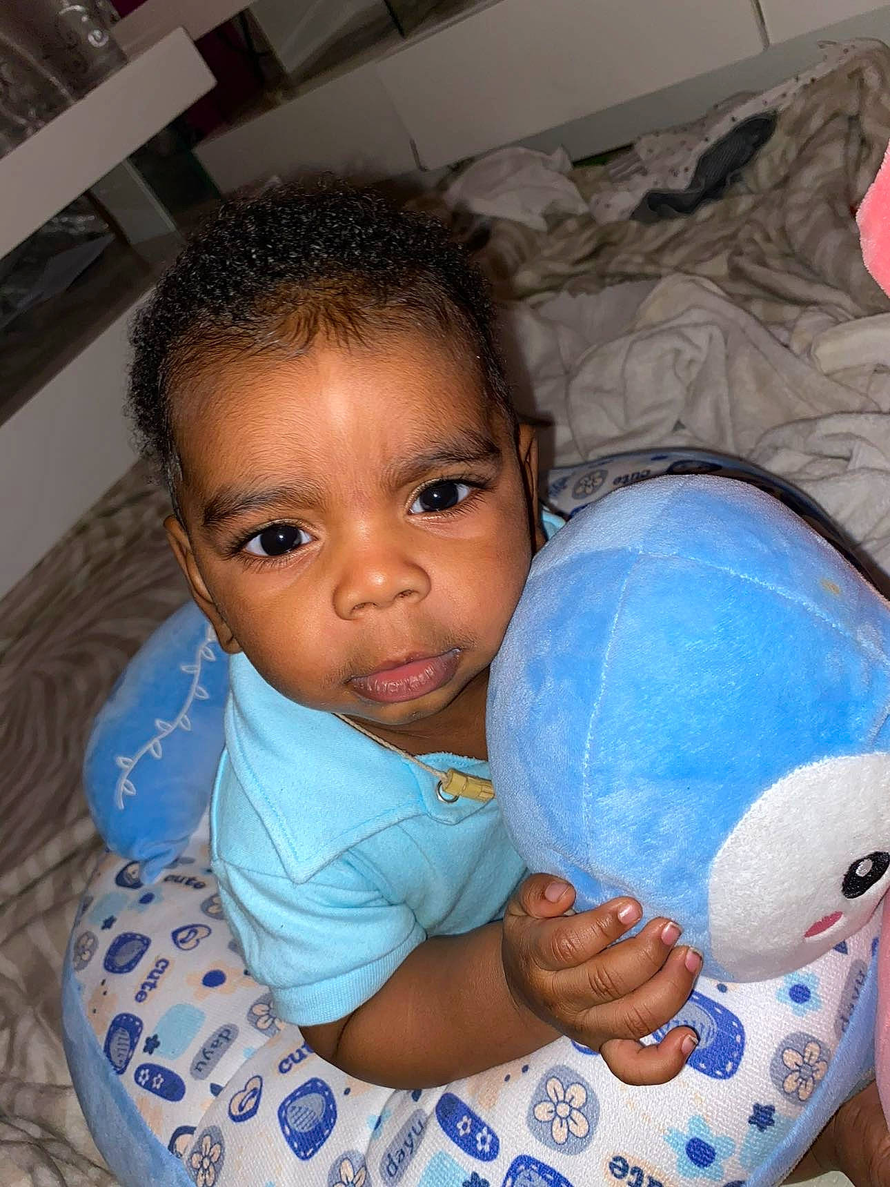 Mohamed participe au concours pour gagner de l'argent avec cette photo : abdomen, arm, baby_toddler_clothing, cheek, chest, comfort, elbow, eye, finger, fun, gesture, hairstyle, happy, iris, mouth, nose, person, sitting, skin, toddler