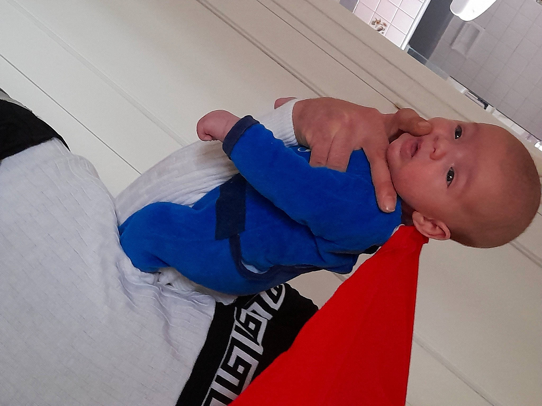 Tiago a rejoint le concours — aidez-le/la à gagner de superbes lots ! arm, baby, baby_toddler_clothing, carmine, child, comfort, elbow, electric_blue, finger, flooring, fun, gesture, hand, happy, human_body, person, sleeve, smile, t_shirt, thumb