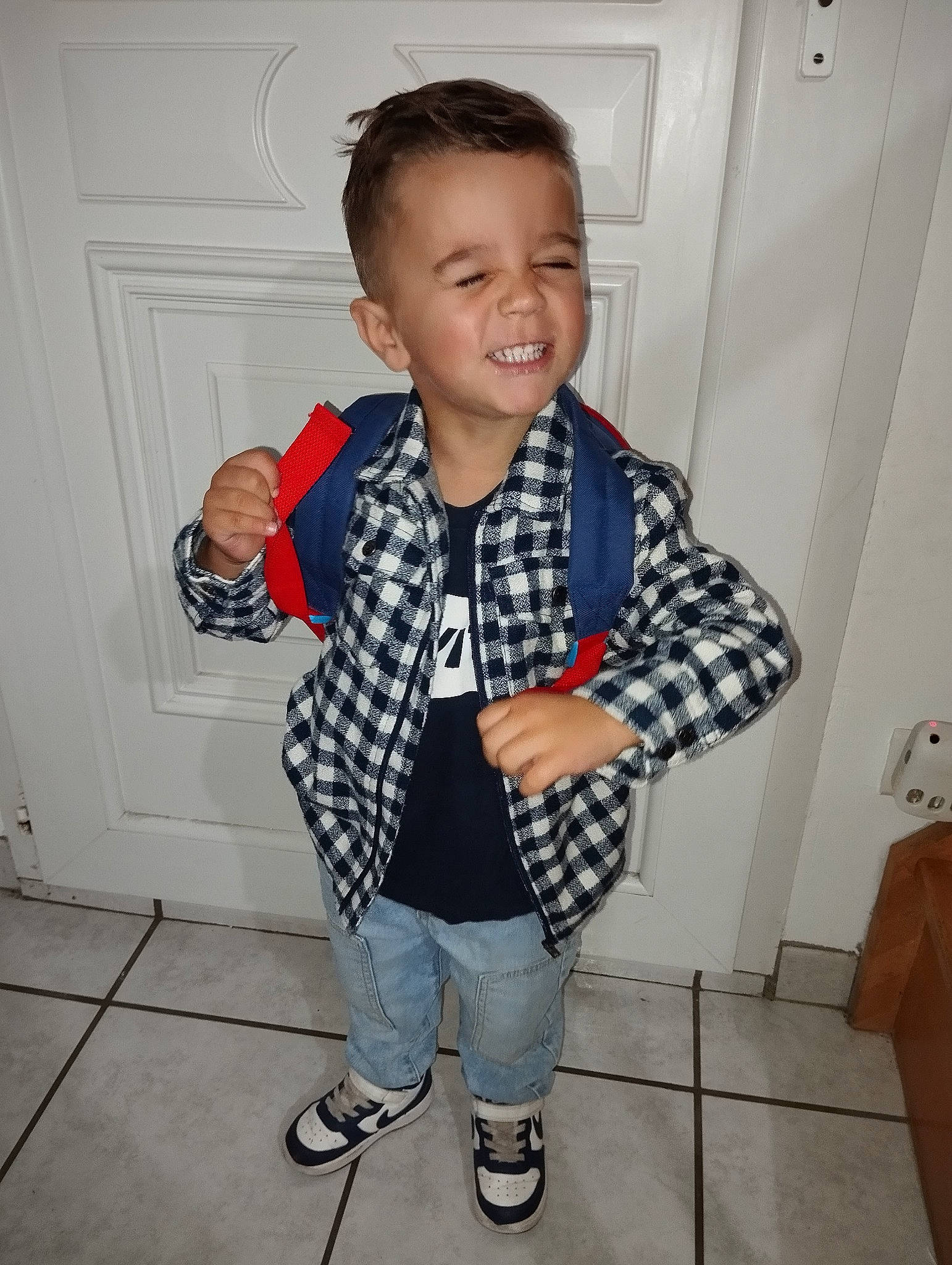 Nelio participe au concours pour gagner de l'argent avec cette photo : baby_toddler_clothing, child, collar, door, dress_shirt, finger, flooring, happy, joy, knee, leg, pattern, person, plaid, sleeve, smile, sock, t_shirt, tartan, thumb