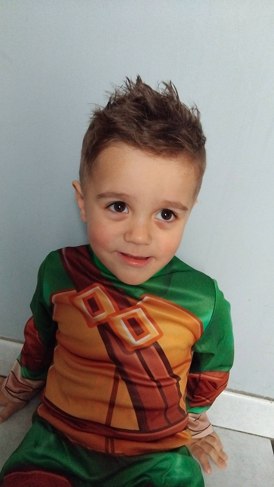 Nelio participe au concours pour gagner de l'argent avec cette photo : arm, baby, cheek, eye, face, forehead, happy, human_body, jacket, lifejacket, neck, nose, person, personal_protective_equipment, shoulder, skin, sleeve, smile, toddler, trunk