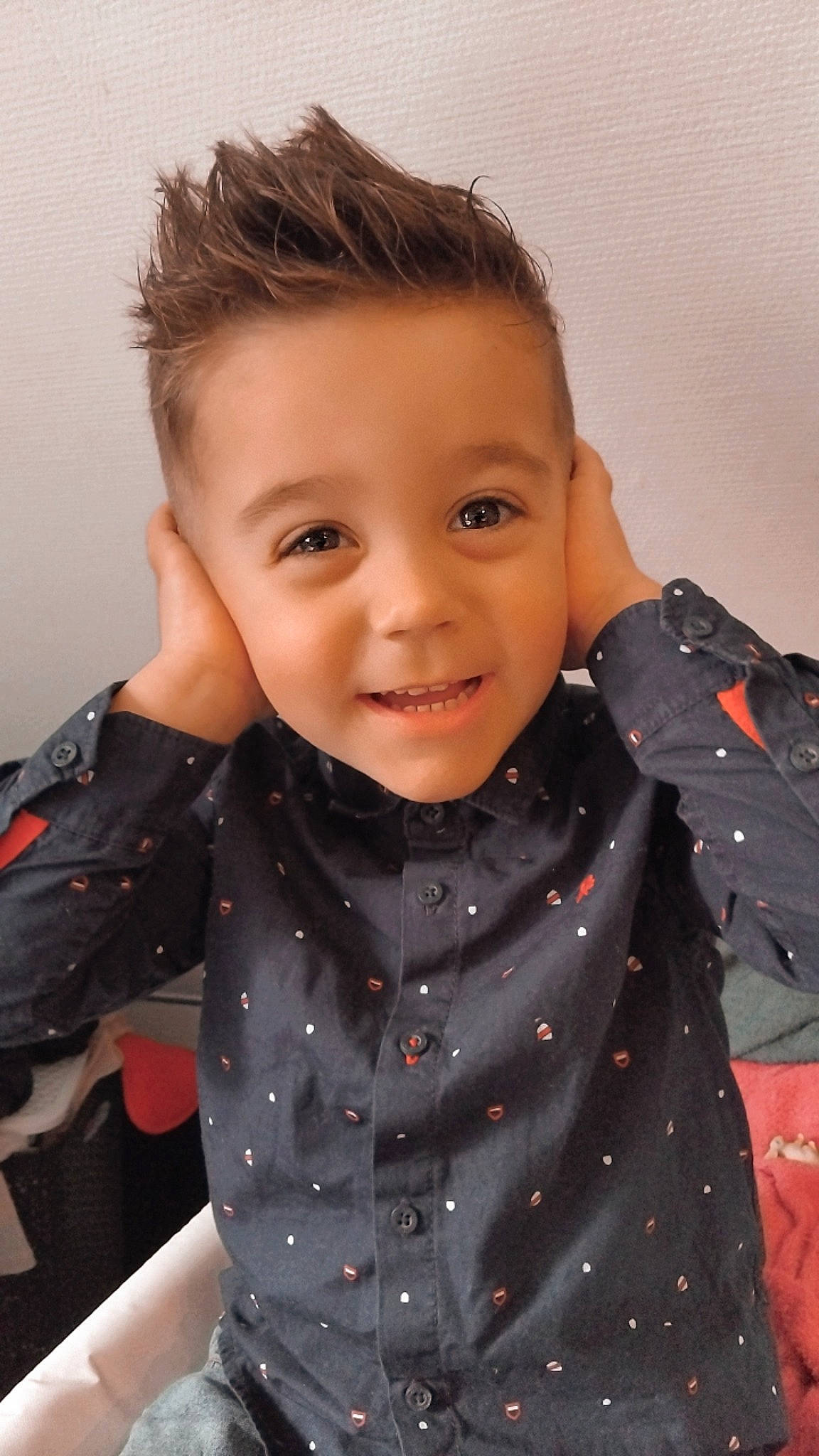 Nelio a rejoint le concours — aidez-le/la à gagner de superbes lots ! arm, baby_toddler_clothing, cheek, chin, collar, cool, dress_shirt, eyelash, face, flash_photography, hairstyle, happy, joy, lip, neck, outerwear, person, skin, sleeve, smile