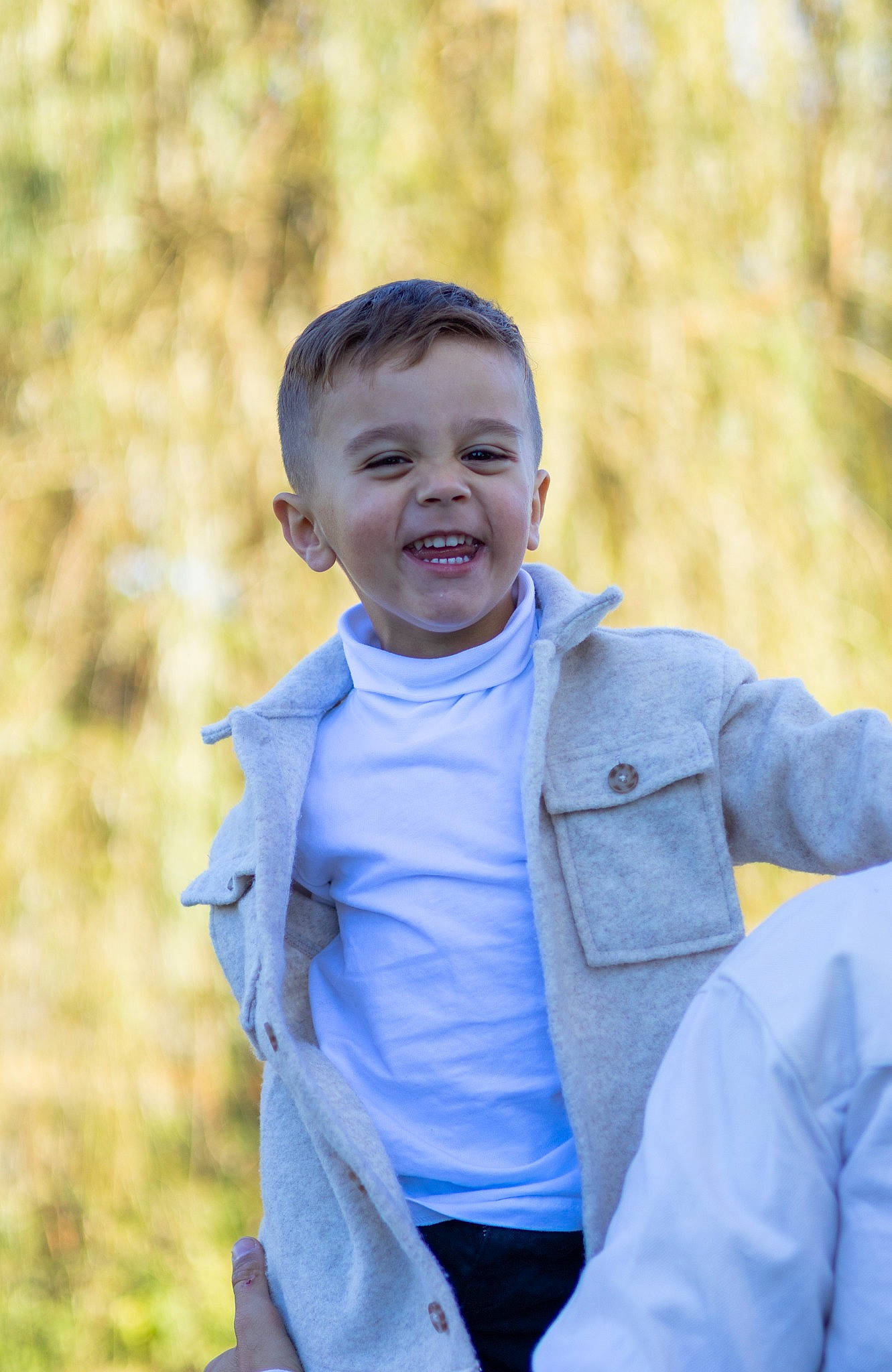 Nelio participe au concours pour gagner de l'argent avec cette photo : baby, child, electric_blue, fun, gesture, grass, happy, jacket, laugh, leisure, people_in_nature, person, portrait_photography, recreation, sitting, sleeve, smile, t_shirt, toddler, tree