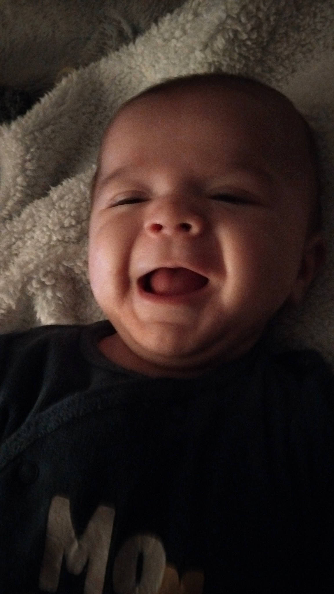 Thao participe au concours pour gagner de l'argent avec cette photo : baby, cheek, chin, comfort, ear, eyebrow, flash_photography, forehead, gesture, head, iris, jaw, lip, mouth, neck, nose, person, skin, sleeve, smile