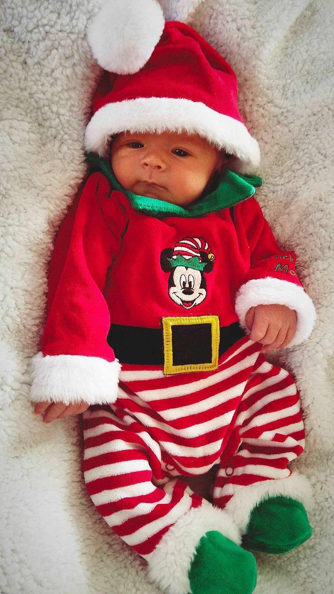 Thao a rejoint le concours — aidez-le/la à gagner de superbes lots ! baby, baby_toddler_clothing, cap, costume_hat, event, fictional_character, fur_clothing, green, hat, head, headgear, headwear, holiday, human_body, jacket, person, red, santa_claus, sleeve, sock