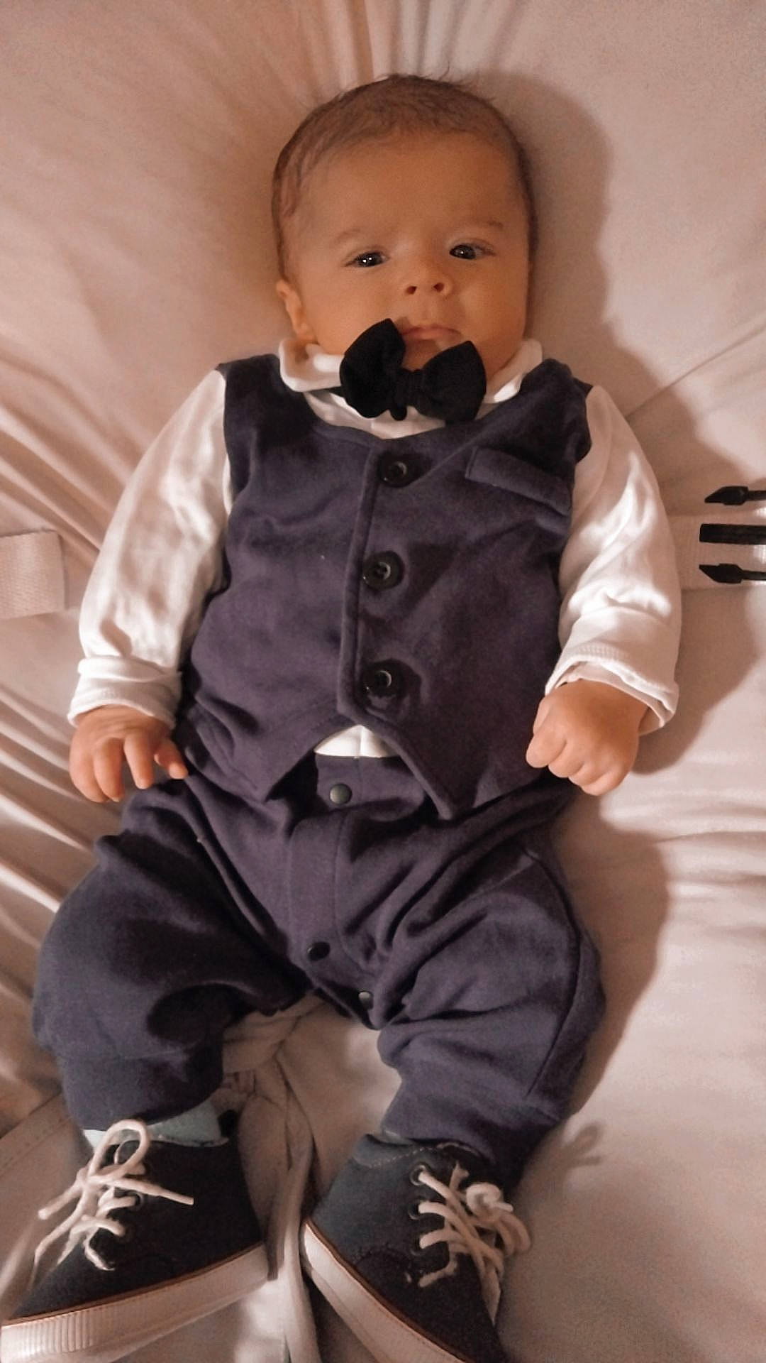 Thao a rejoint le concours — aidez-le/la à gagner de superbes lots ! baby, baby_toddler_clothing, cheek, child, collar, comfort, dress_shirt, eye, face, formal_wear, hairstyle, head, iris, linens, pattern, person, sitting, skin, sleeve, thigh