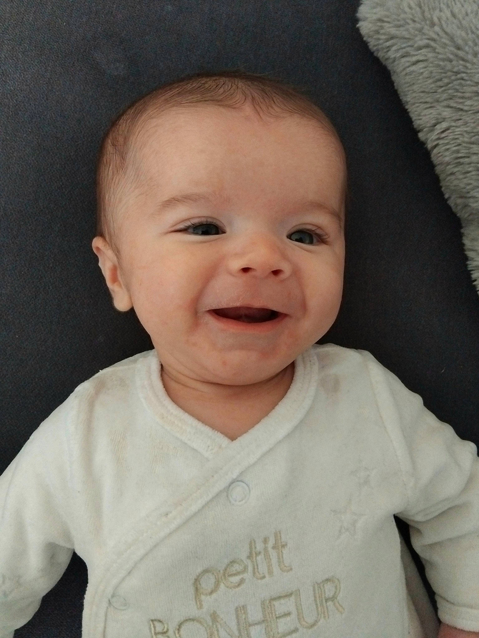 Thao participe au concours pour gagner de l'argent avec cette photo : baby, baby_toddler_clothing, cheek, clothing, eye, eyebrow, eyelash, forehead, hair, happy, human_body, iris, lip, mouth, neck, nose, person, skin, sleeve, smile