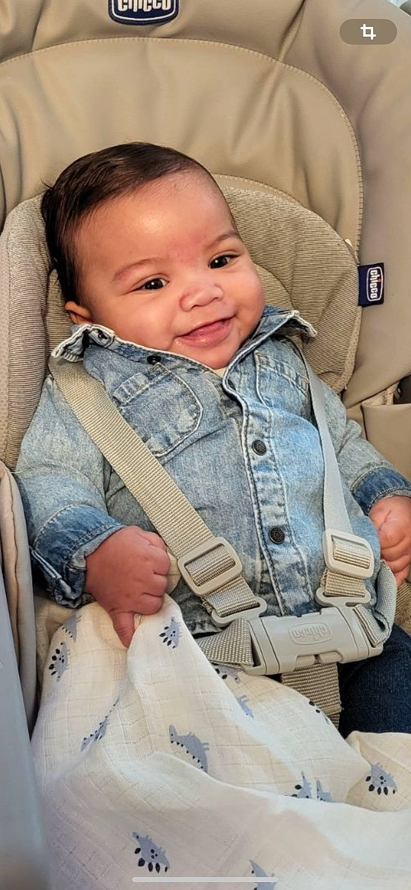 Jayden participe au concours pour gagner de l'argent avec cette photo : baby, baby_carriage, baby_products, baby_safety, baby_toddler_clothing, car_seat, chair, cheek, child, collar, comfort, face, hand, happy, head, joy, person, sitting, skin, sleeve