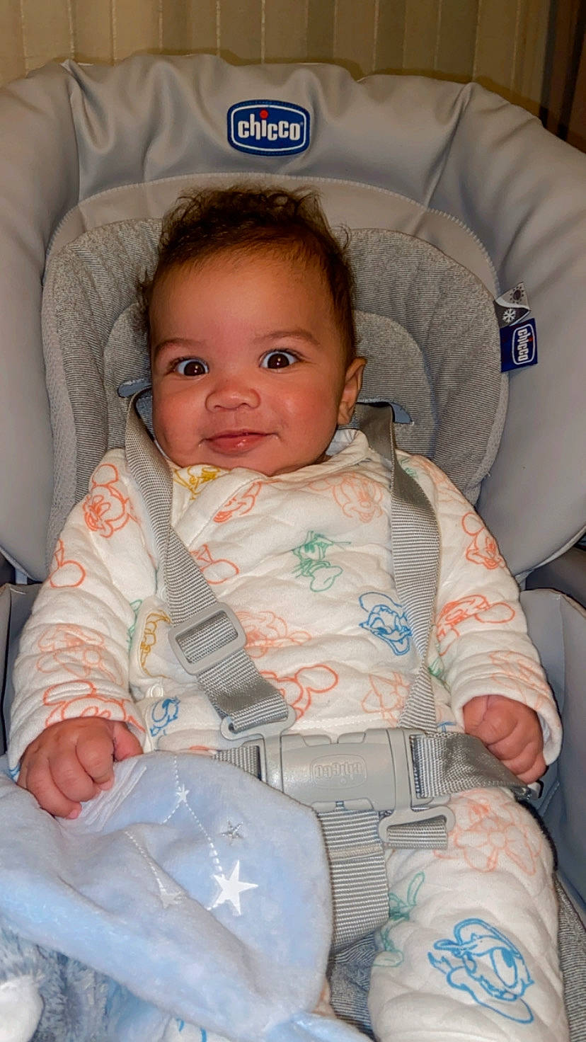 Jayden a rejoint le concours — aidez-le/la à gagner de superbes lots ! baby, baby_carriage, baby_in_car_seat, baby_products, baby_safety, baby_toddler_clothing, blue, cheek, child, chin, comfort, eye, finger, iris, joy, linens, mouth, person, product, sitting