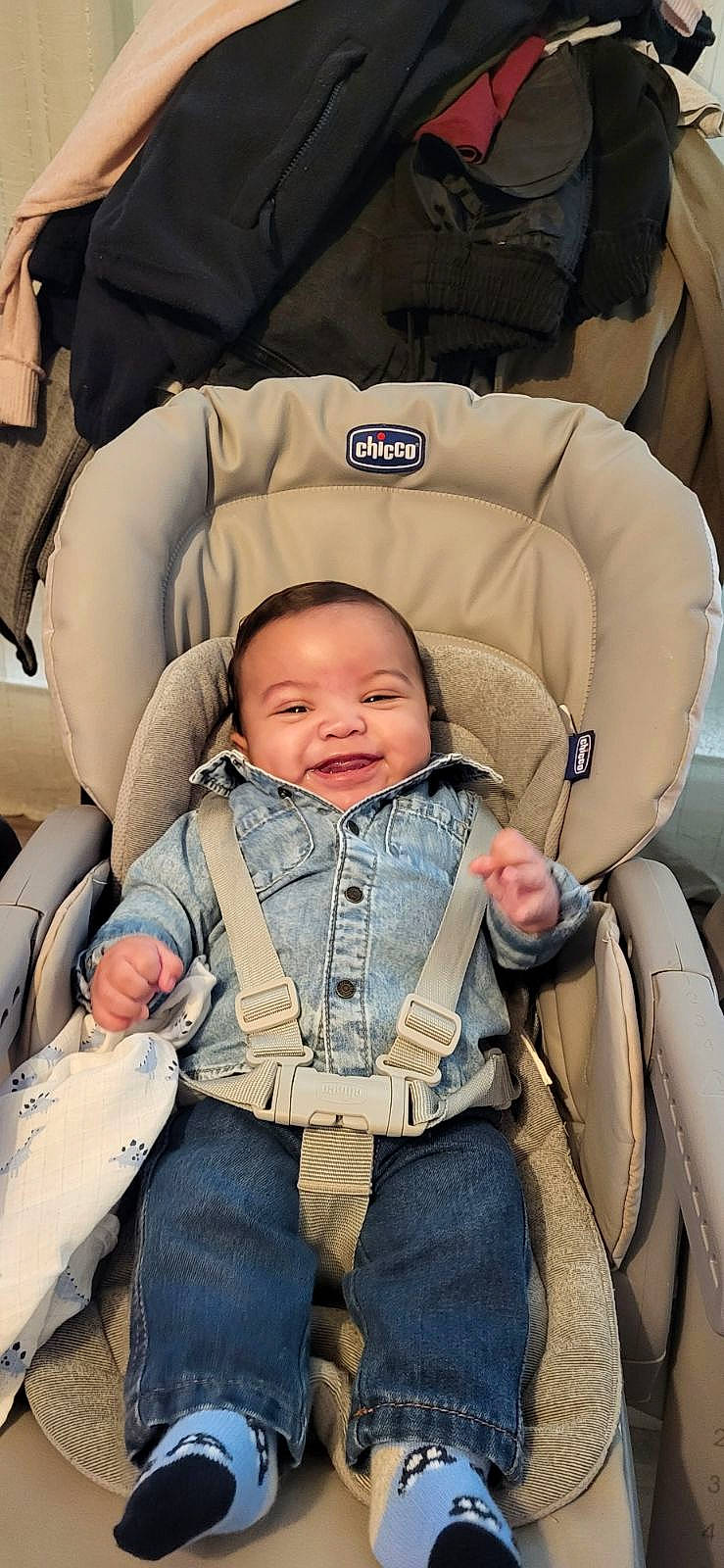 Jayden a rejoint le concours — aidez-le/la à gagner de superbes lots ! auto_part, baby, baby_carriage, baby_products, baby_safety, baby_toddler_clothing, car_seat, cheek, child, collar, comfort, family_car, happy, luxury_vehicle, person, sitting, sleeve, smile, toddler, vacation