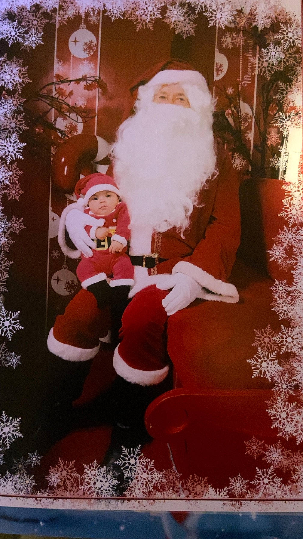 Jayden participe au concours pour gagner de l'argent avec cette photo : beard, christmas, christmas_decoration, christmas_eve, event, facial_hair, fictional_character, fun, fur, happy, hat, headwear, holiday, human_body, interior_design, lap, person, plant, santa_claus, standing