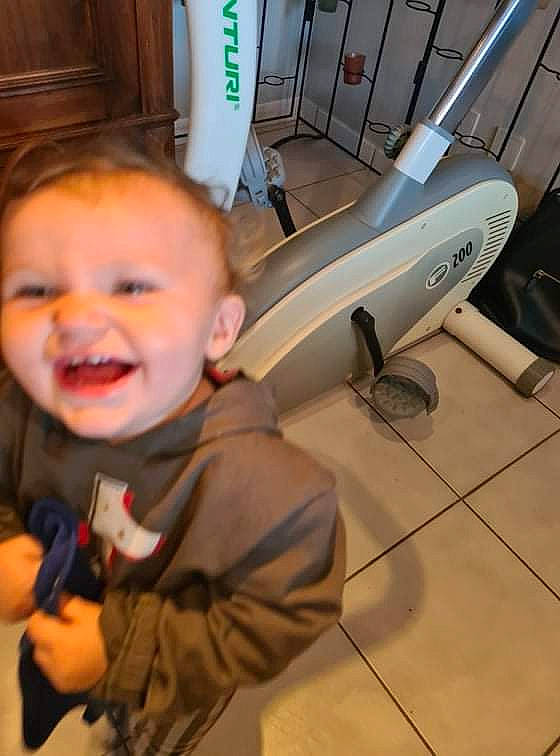 Lea participe au concours pour gagner de l'argent avec cette photo : aerospace_manufacturer, air_travel, aircraft, airliner, airplane, automotive_design, aviation, baby, flap, flooring, home_appliance, joy, machine, monoplane, person, propeller, smile, space, toddler, vehicle_door