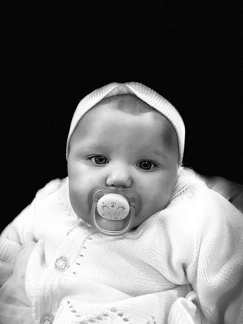 Lea a rejoint le concours — aidez-le/la à gagner de superbes lots ! art, baby, baby_toddler_clothing, cheek, child, comfort, darkness, eyelash, flash_photography, fun, happy, human_body, iris, monochrome, monochrome_photography, mouth, nose, person, sitting, sleeve