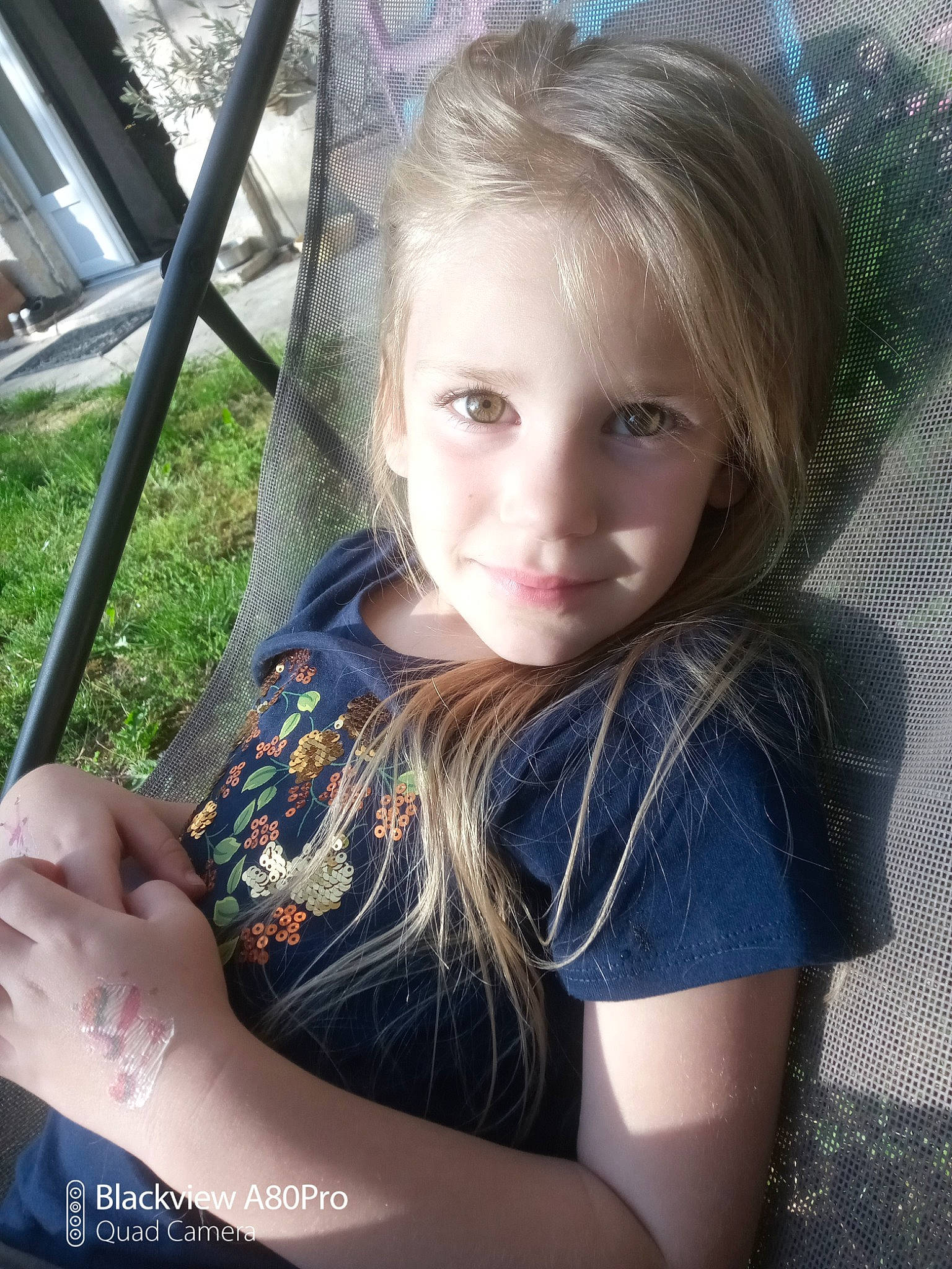 Livia participe au concours pour gagner de l'argent avec cette photo : child, cool, elbow, eyebrow, facial_expression, flash_photography, fun, grass, hair, happy, head, iris, joy, lip, long_hair, people, person, plant, skin, t_shirt