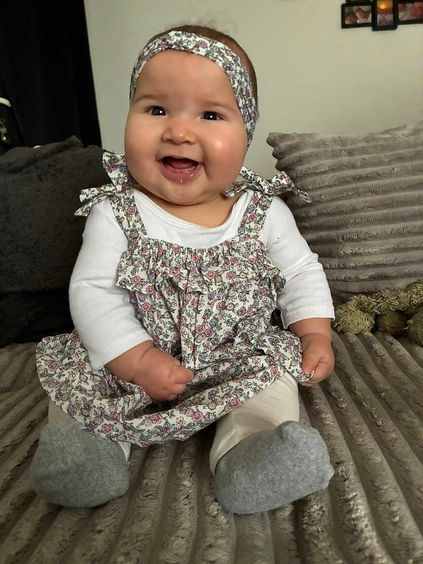 Alba a rejoint le concours — aidez-le/la à gagner de superbes lots ! baby, child, smiling, happy, headband, dress, couch, pillow, indoor, cute, infant, sitting, portrait, clothing, face, person, cozy, texture, comfort, joy