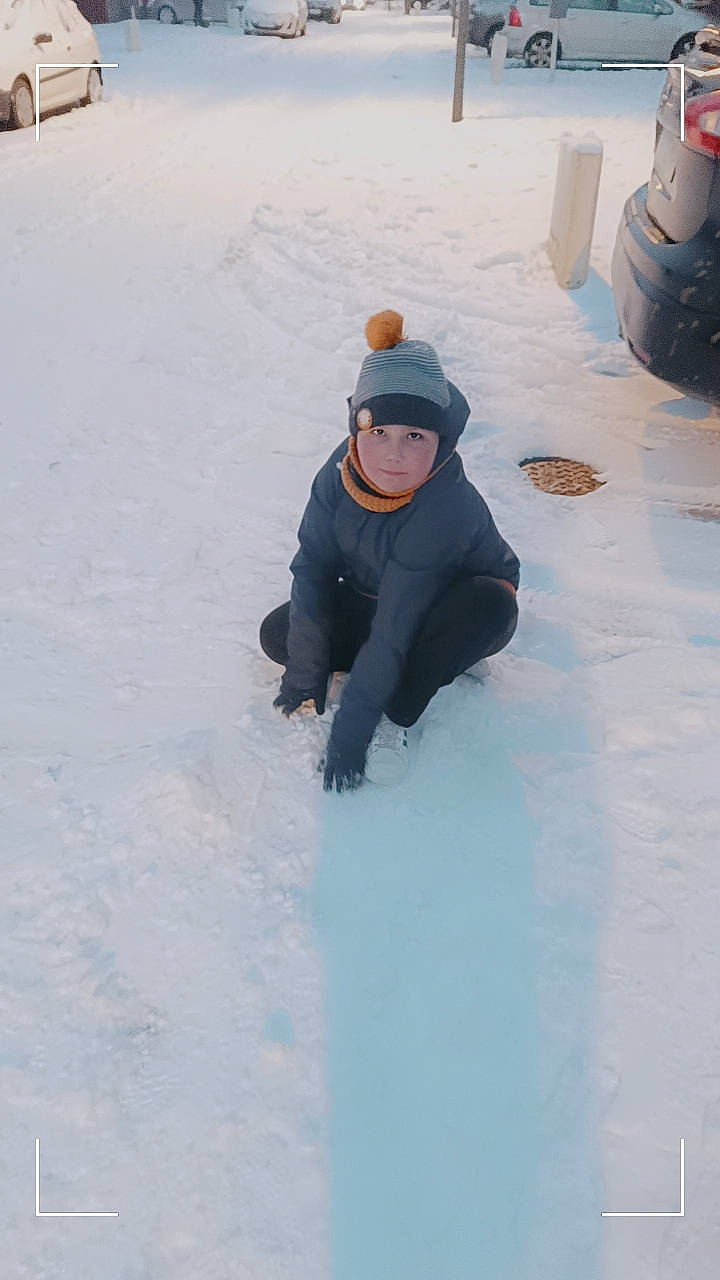 Théo participe au concours pour gagner de l'argent avec cette photo : baby, barrel, flooring, freezing, fun, gas, headwear, leisure, person, play, playing_in_the_snow, recreation, snow, toddler, water, winter
