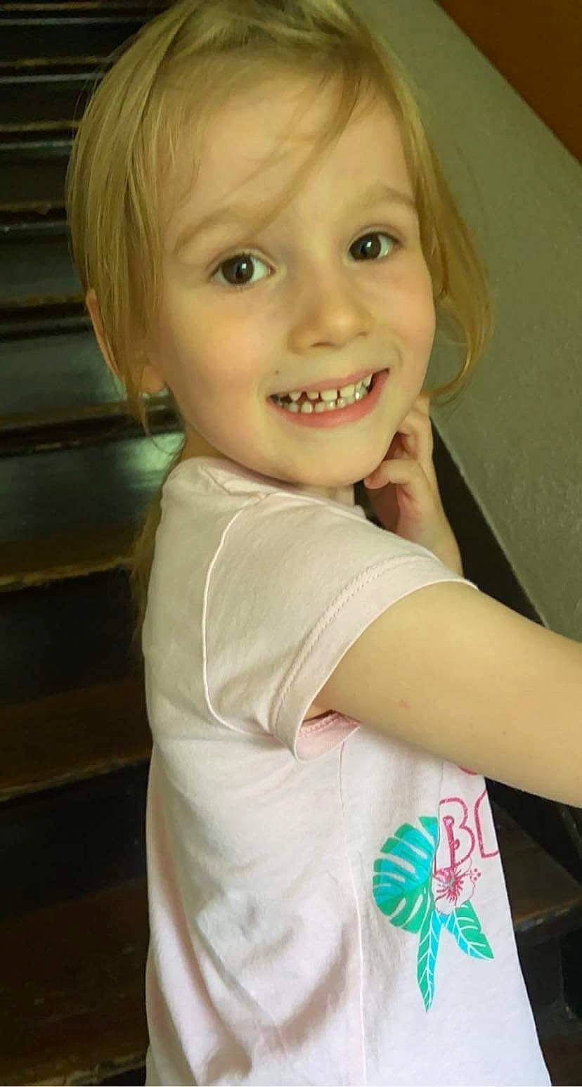 Maylis a rejoint le concours — aidez-le/la à gagner de superbes lots ! arm, cheek, eye, eyebrow, eyelash, flash_photography, forehead, gesture, happy, human_body, iris, joy, lip, mouth, neck, nose, person, shoulder, skin, sleeve