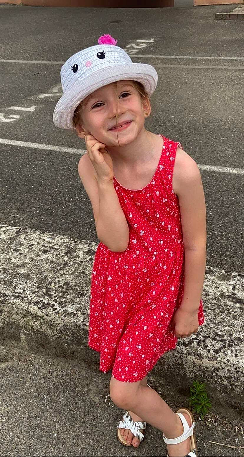 Maylis a rejoint le concours — aidez-le/la à gagner de superbes lots ! baseball_cap, cap, dress, face, facial_expression, flash_photography, fun, grass, happy, hat, headgear, headwear, joy, lip, organ, people_in_nature, person, red, skin, smile