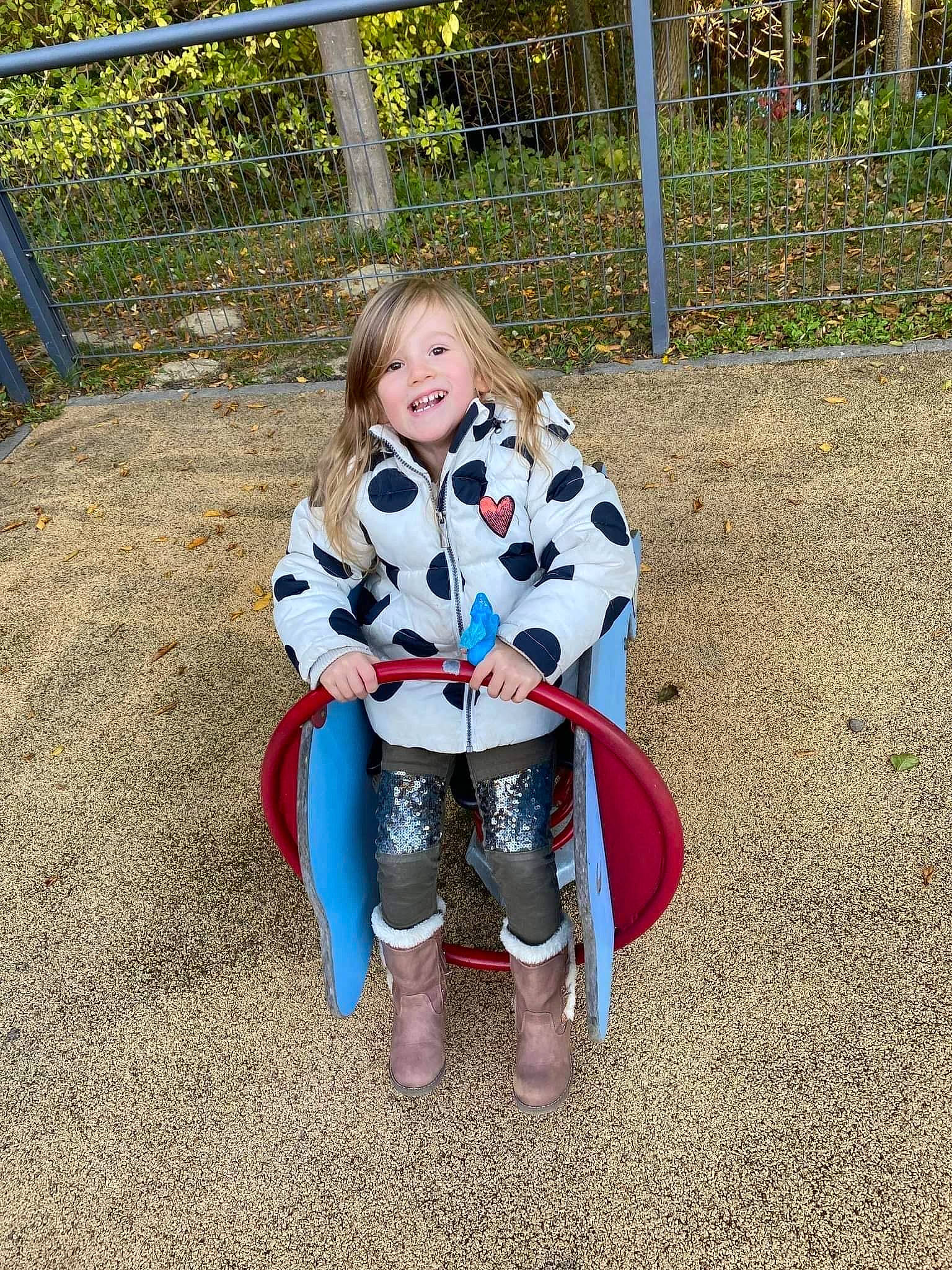 Maylis participe au concours pour gagner de l'argent avec cette photo : child, city, fun, grass, happy, human_leg, joy, knee, leaf, leisure, pattern, people_in_nature, person, plant, playground, public_space, recreation, sleeve, smile, street_fashion