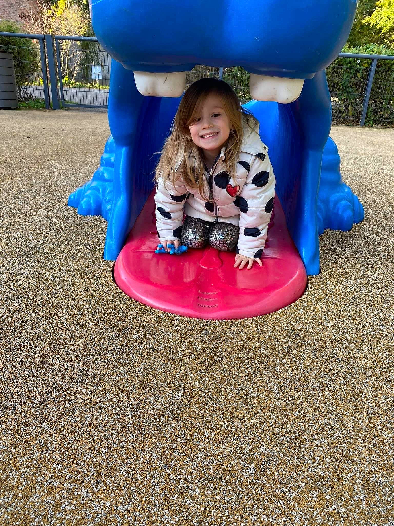 Maylis participe au concours pour gagner de l'argent avec cette photo : baby_toddler_clothing, child, city, comfort, electric_blue, flooring, fun, grass, happy, joy, leisure, magenta, outdoor_play_equipment, person, plant, play, playground, purple, recreation, sitting