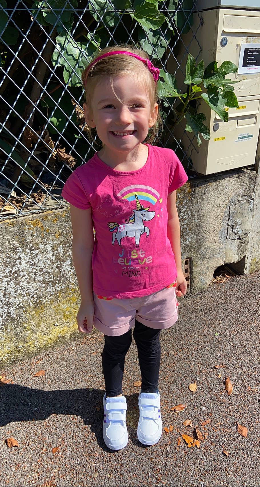 Maylis a rejoint le concours — aidez-le/la à gagner de superbes lots ! baby_toddler_clothing, cool, eyewear, face, grass, hair, happy, head, headgear, houseplant, joy, person, pink, plant, shorts, shoulder, sleeve, smile, sportswear, thigh