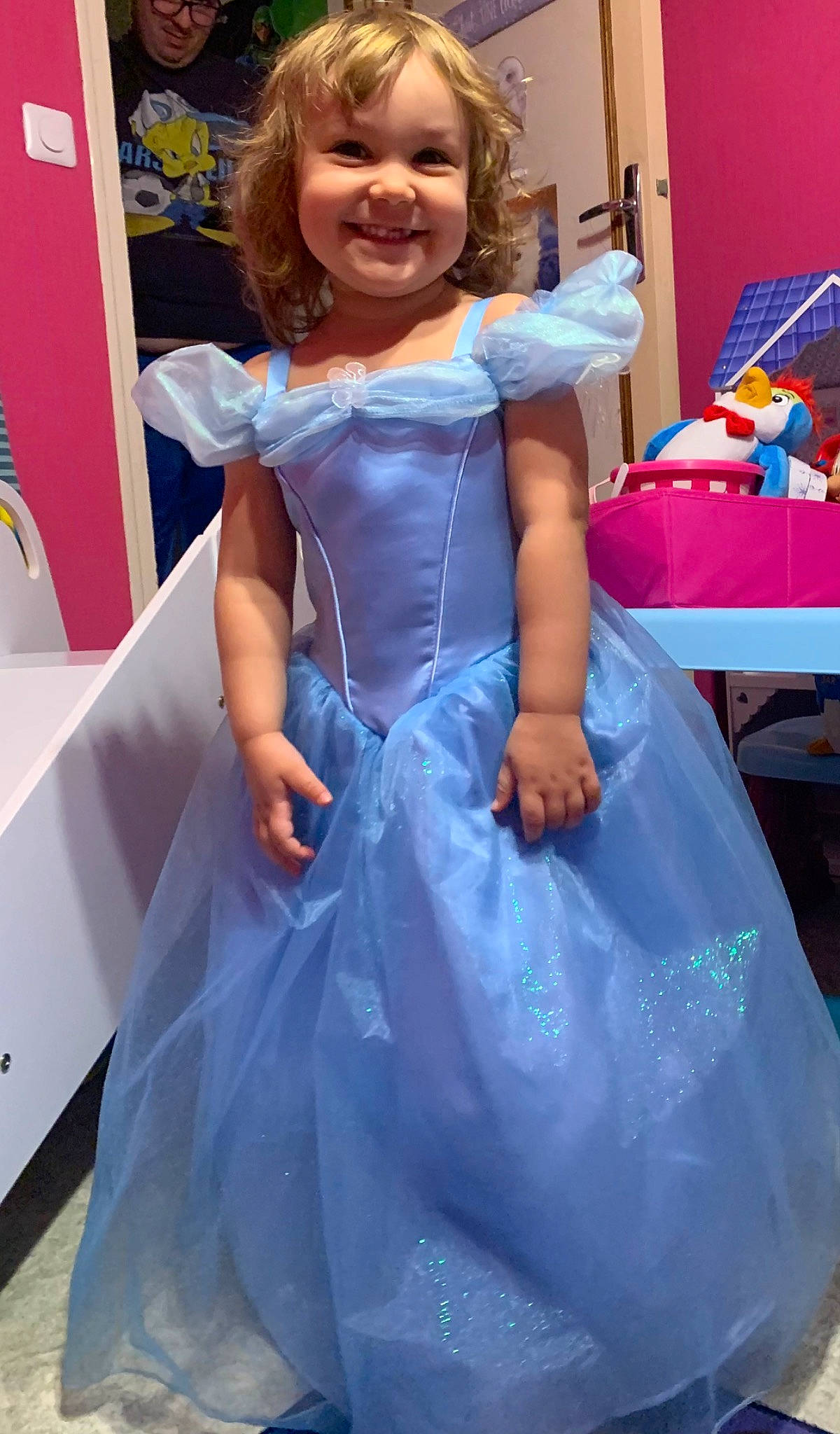 Ayana participe au concours pour gagner de l'argent avec cette photo : arm, beauty, dress, fashion, fashion_design, flooring, formal_wear, fun, gown, hair, hairstyle, happy, headwear, joy, one_piece_garment, person, photograph, pink, purple, smile