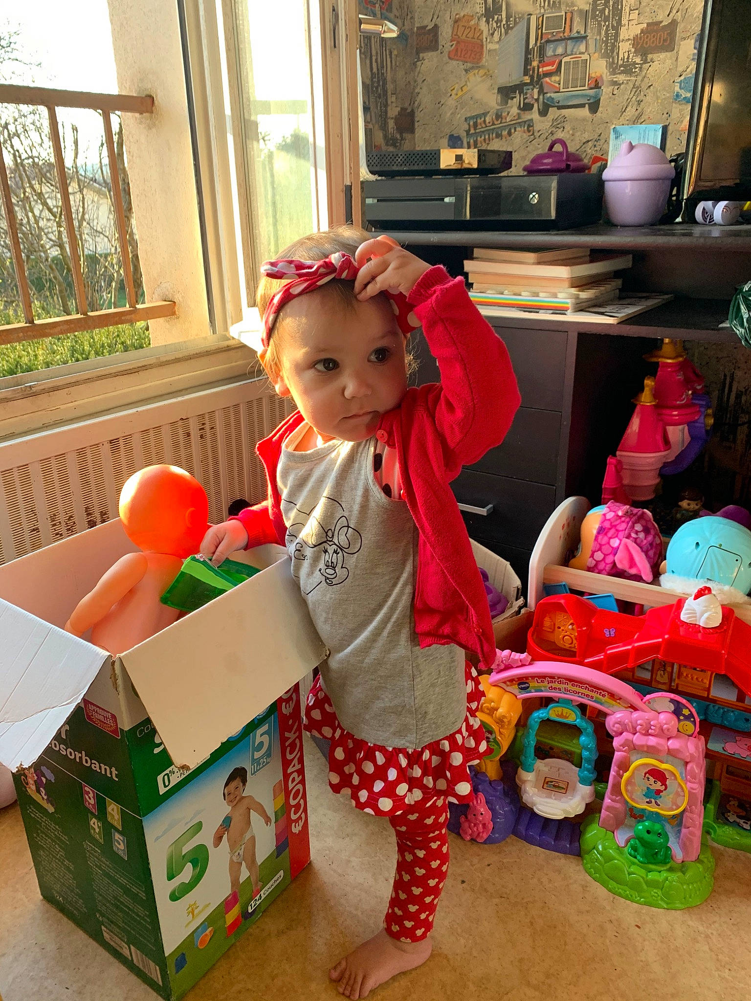 Ayana a rejoint le concours — aidez-le/la à gagner de superbes lots ! child, christmas, headwear, holiday, joy, person, play, room, toddler, toy