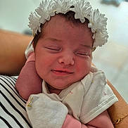 Lycia a rejoint le concours — aidez-le/la à gagner de superbes lots ! newborn, baby, smile, sleeping, headband, flower_crown, mittens, infant, cute, peaceful, resting, soft, clothing, striped_fabric, person, portrait, closeup, skin, hand, arm