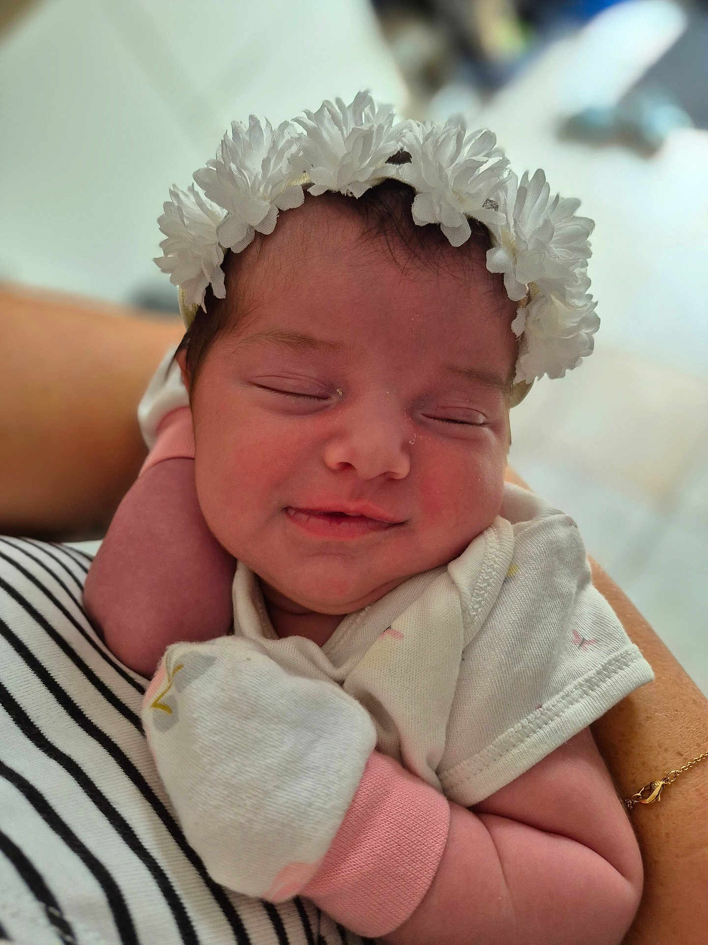 Lycia a rejoint le concours — aidez-le/la à gagner de superbes lots ! newborn, baby, smile, sleeping, headband, flower_crown, mittens, infant, cute, peaceful, resting, soft, clothing, striped_fabric, person, portrait, closeup, skin, hand, arm