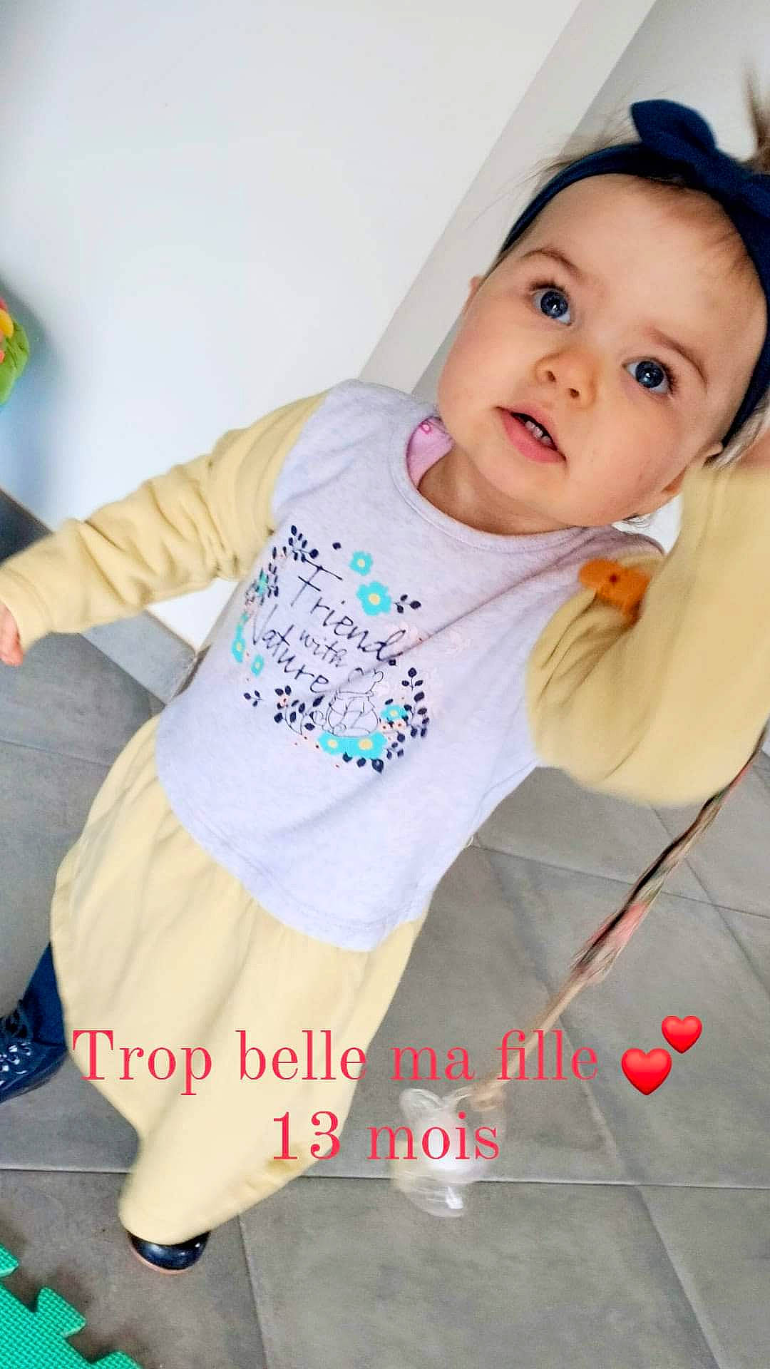 Anna participe au concours pour gagner de l'argent avec cette photo : baby, baby_products, baby_toddler_clothing, child, eye, flooring, font, fun, happy, head, lip, long_sleeved_t_shirt, magenta, person, portrait_photography, sitting, skin, sleeve, sportswear, t_shirt