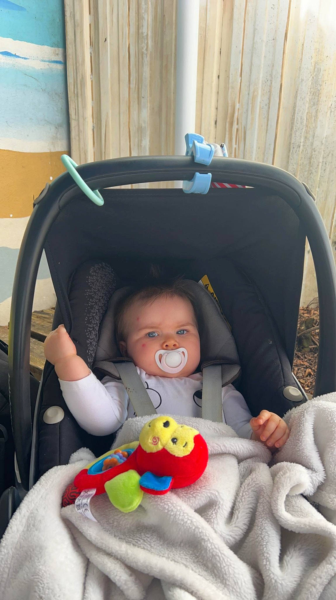 Anna a rejoint le concours — aidez-le/la à gagner de superbes lots ! auto_part, baby, baby_carriage, baby_products, baby_toddler_clothing, baby_toys, car_seat, chair, cheek, child, comfort, eye, face, fun, happy, human_body, person, sitting, smile, toddler