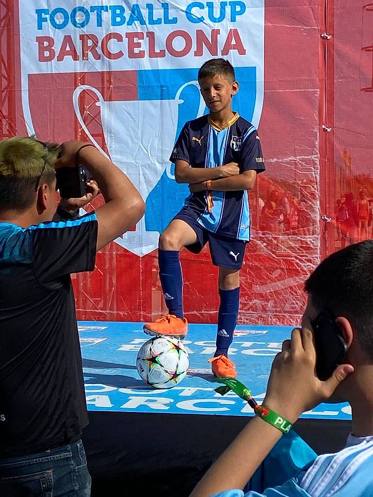 Yanis a rejoint le concours — aidez-le/la à gagner de superbes lots ! ball, ball_game, blue, championship, competition_event, football, fun, leisure, person, player, recreation, shorts, soccer, soccer_ball, sports, sports_equipment, sports_uniform, t_shirt, team_sport, tournament