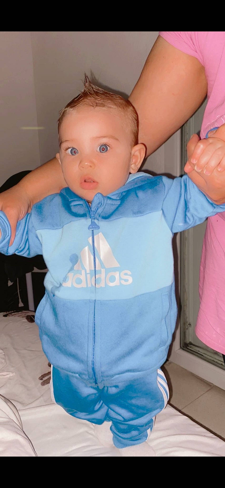 Ruben a rejoint le concours — aidez-le/la à gagner de superbes lots ! azure, baby, baby_toddler_clothing, blue, chest, eye, finger, gesture, hairstyle, happy, joint, muscle, neck, person, pink, shoulder, sleeve, standing, surprise, t_shirt