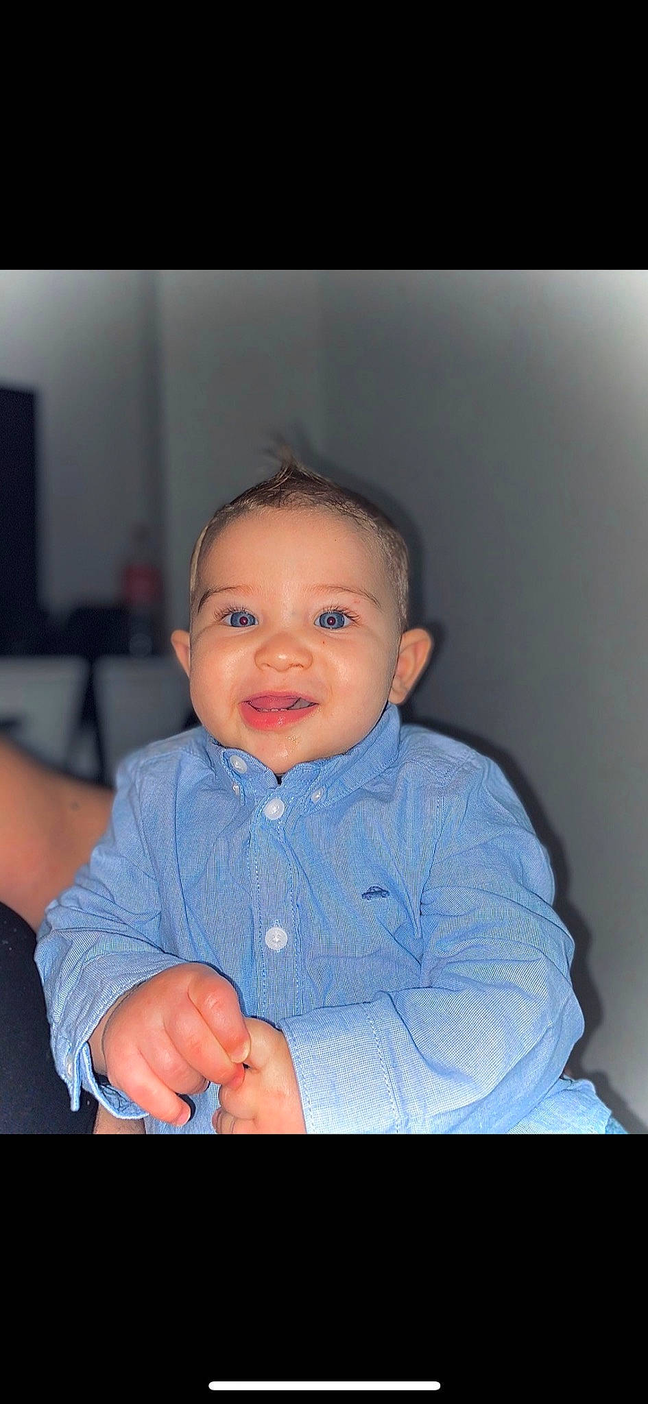 Ruben a rejoint le concours — aidez-le/la à gagner de superbes lots ! arm, baby, baby_toddler_clothing, cheek, comfort, finger, flash_photography, gesture, hand, happy, human_body, iris, lip, mouth, nose, person, skin, sleeve, smile, thumb