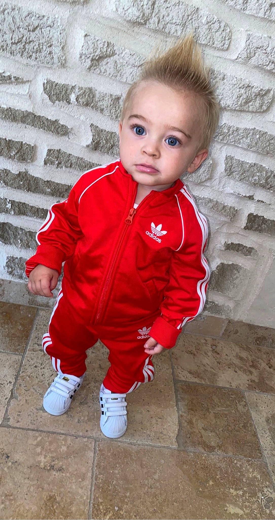 Noah a rejoint le concours — aidez-le/la à gagner de superbes lots ! baby, baby_toddler_clothing, cheek, child, eye, face, flooring, footwear, hair, happy, head, human_body, lip, nose, outerwear, person, plant, sleeve, toddler, tree