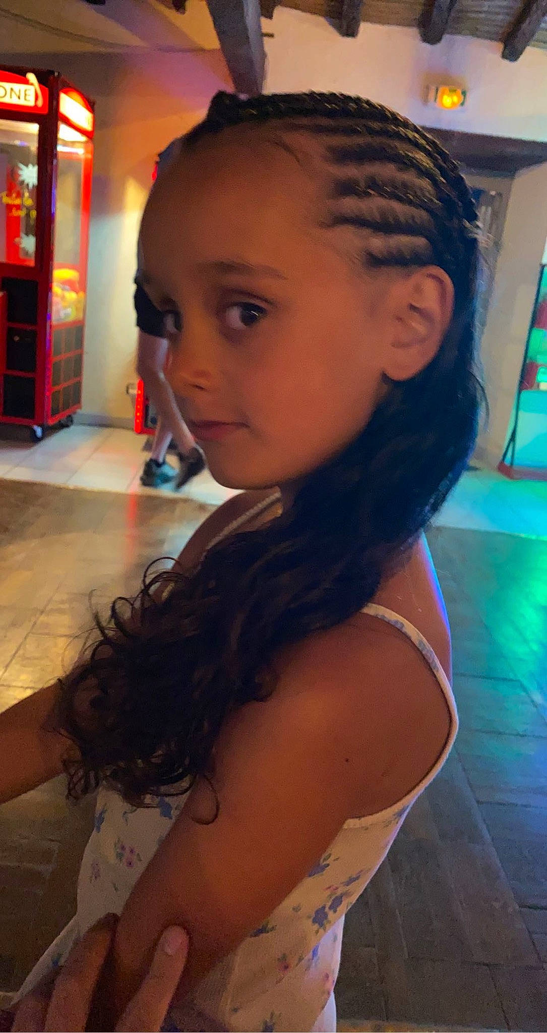 Ambre participe au concours pour gagner de l'argent avec cette photo : chin, ear, eye, eyebrow, eyelash, forehead, hair, hairstyle, happy, head, human_body, iris, jaw, joint, lip, mouth, neck, nose, person, shoulder