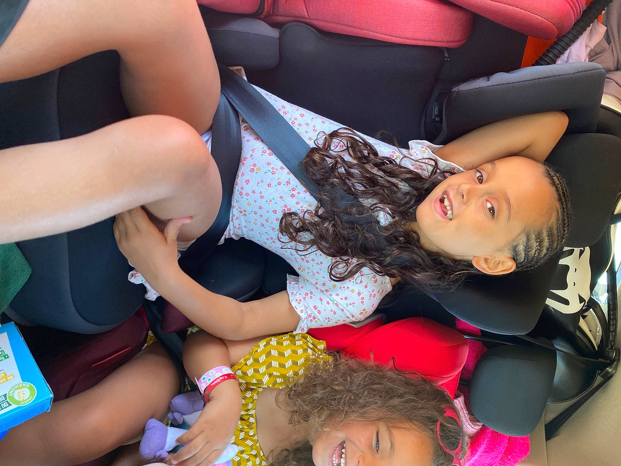 Ambre participe au concours pour gagner de l'argent avec cette photo : black_hair, comfort, fashion, finger, fun, hair, hairstyle, happy, human_leg, joint, joy, knee, lap, leg, leisure, mouth, nail, person, skin, snapshot