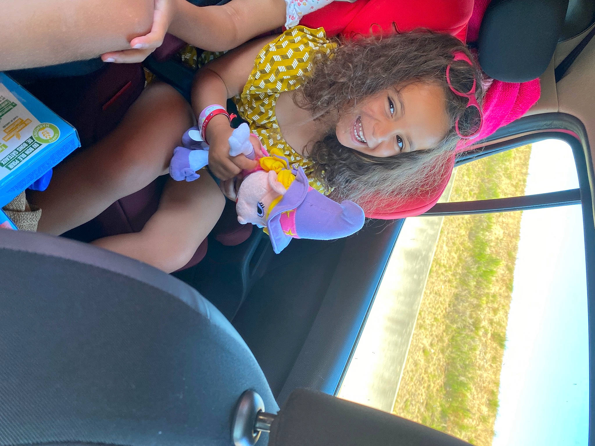 Jeanne a rejoint le concours — aidez-le/la à gagner de superbes lots ! auto_part, automotive_exterior, automotive_mirror, car, car_seat, dress, finger, fun, hand, happy, joy, leisure, person, shorts, snapshot, thigh, tints_and_shades, toddler, tree, vehicle