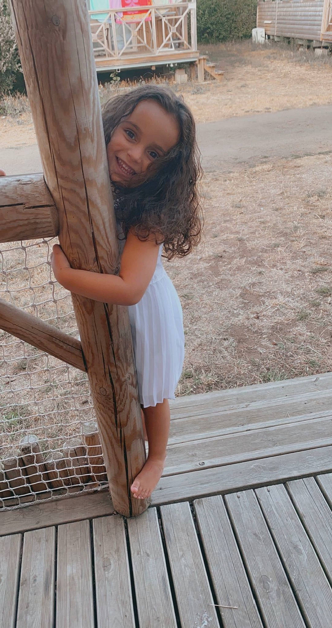 Jeanne a rejoint le concours — aidez-le/la à gagner de superbes lots ! eye, face, fawn, flash_photography, grass, hair, hairstyle, happy, head, leg, people_in_nature, person, photograph, plant, shoulder, skin, thigh, tree, waist, window